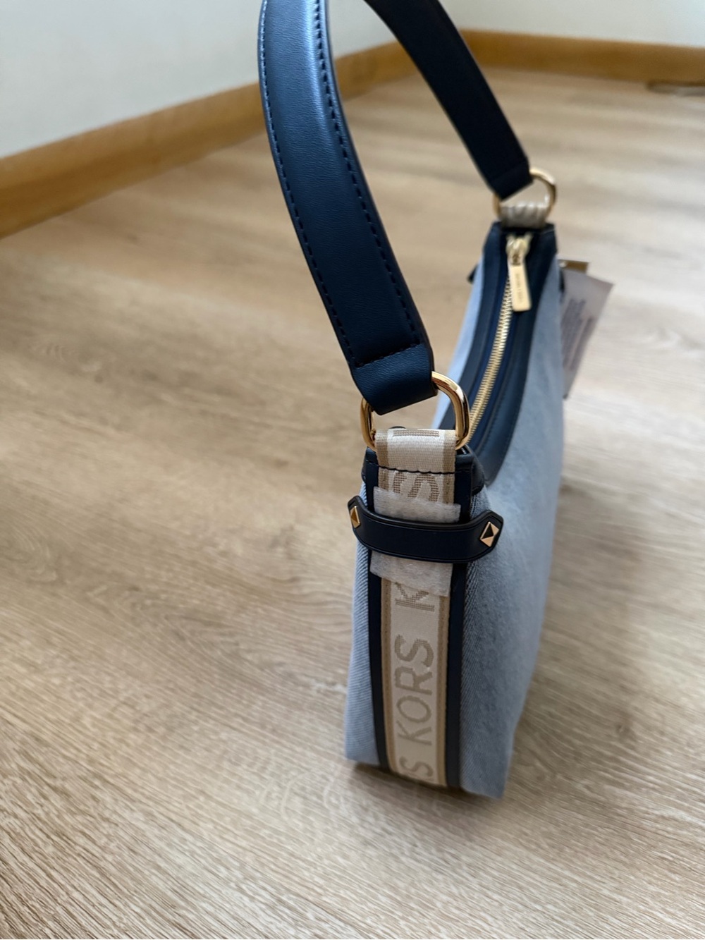 MICHAEL KORS MAEVE DENIM MD POUCHETTE - Picture 3 of 7